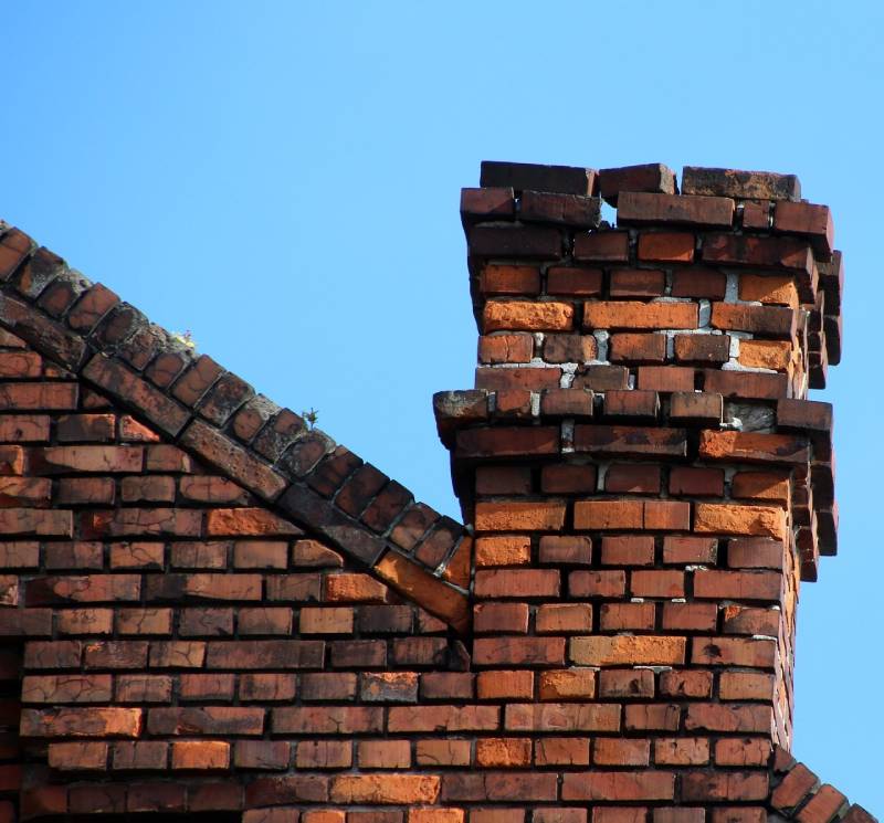 Signs Your Thousand Oaks Home Needs a Chimney Inspection Damaged chimney on an Thousand Oaks home showing cracks and missing mortar